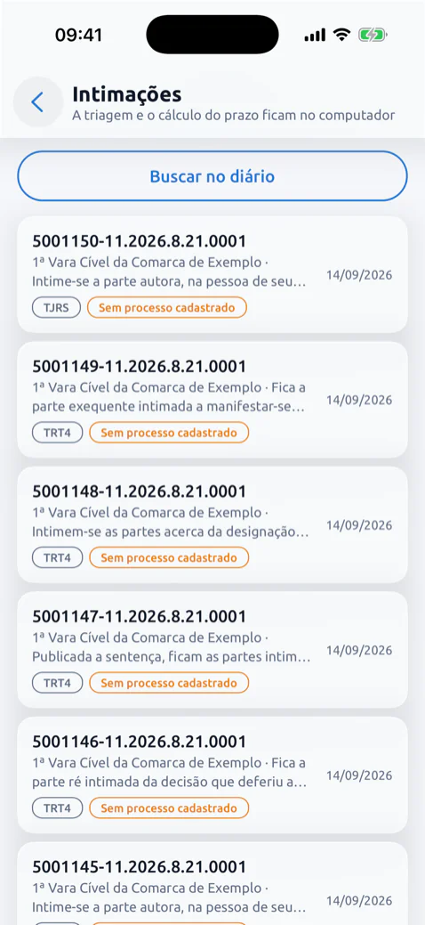 A lista de intimações no aplicativo do escritório, com o aviso de que a triagem e o cálculo do prazo ficam no computador.