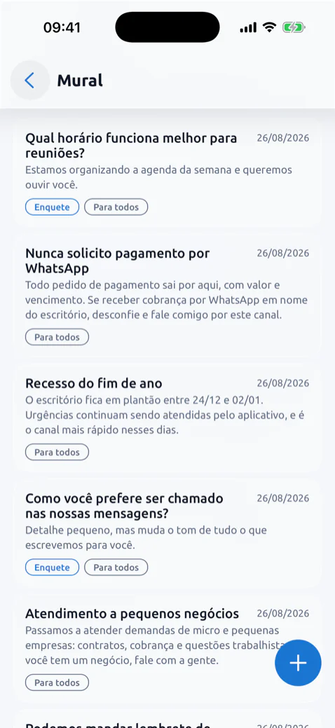 O mural no aplicativo do escritório, com enquetes e recados marcados Para todos.