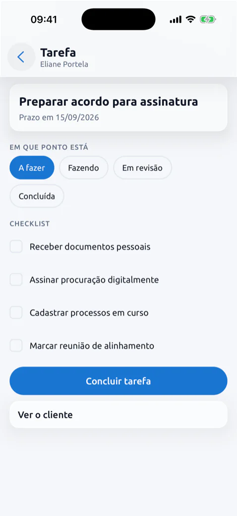 Uma tarefa no aplicativo do escritório, com o prazo, a etapa em que está e o checklist do roteiro.