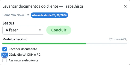 Uma tarefa aberta no computador: levantar documentos do cliente, com o status, o botão Concluir e o checklist do modelo, com dois de três itens marcados.